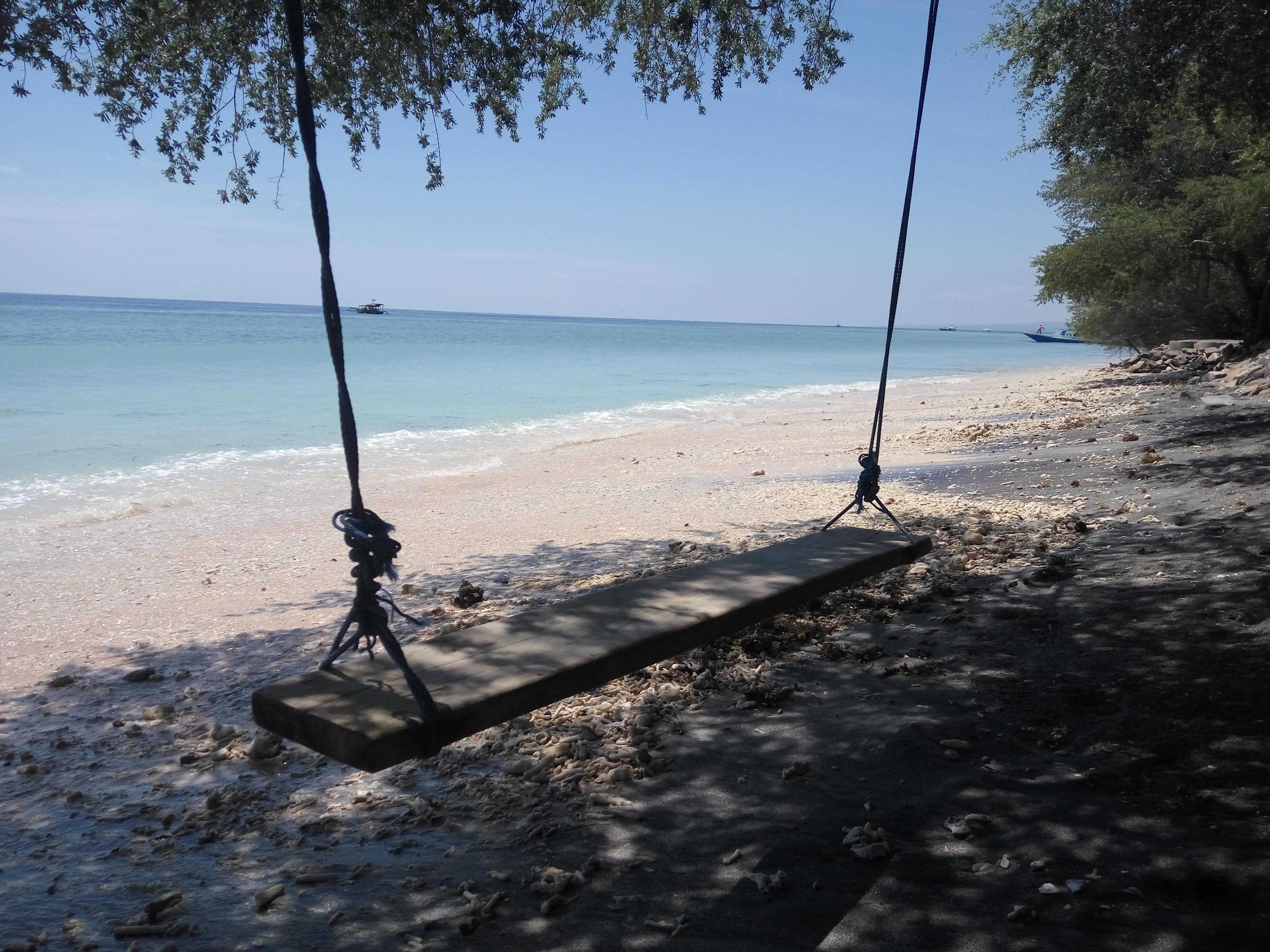 Jambuluwuk Oceano Gili Trawangan Hotel Ngoại thất bức ảnh A swing at the beach
