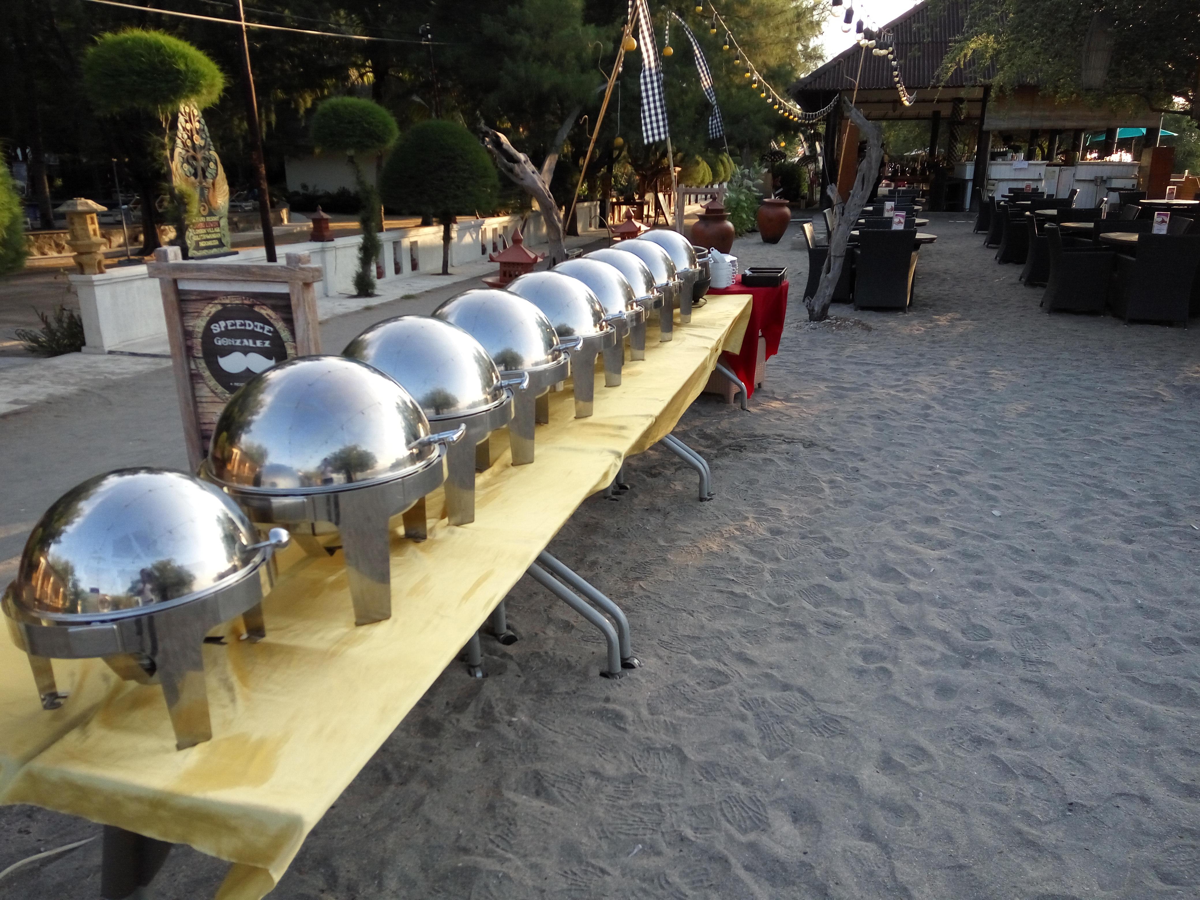 Jambuluwuk Oceano Gili Trawangan Hotel Ngoại thất bức ảnh A row of chafing dishes