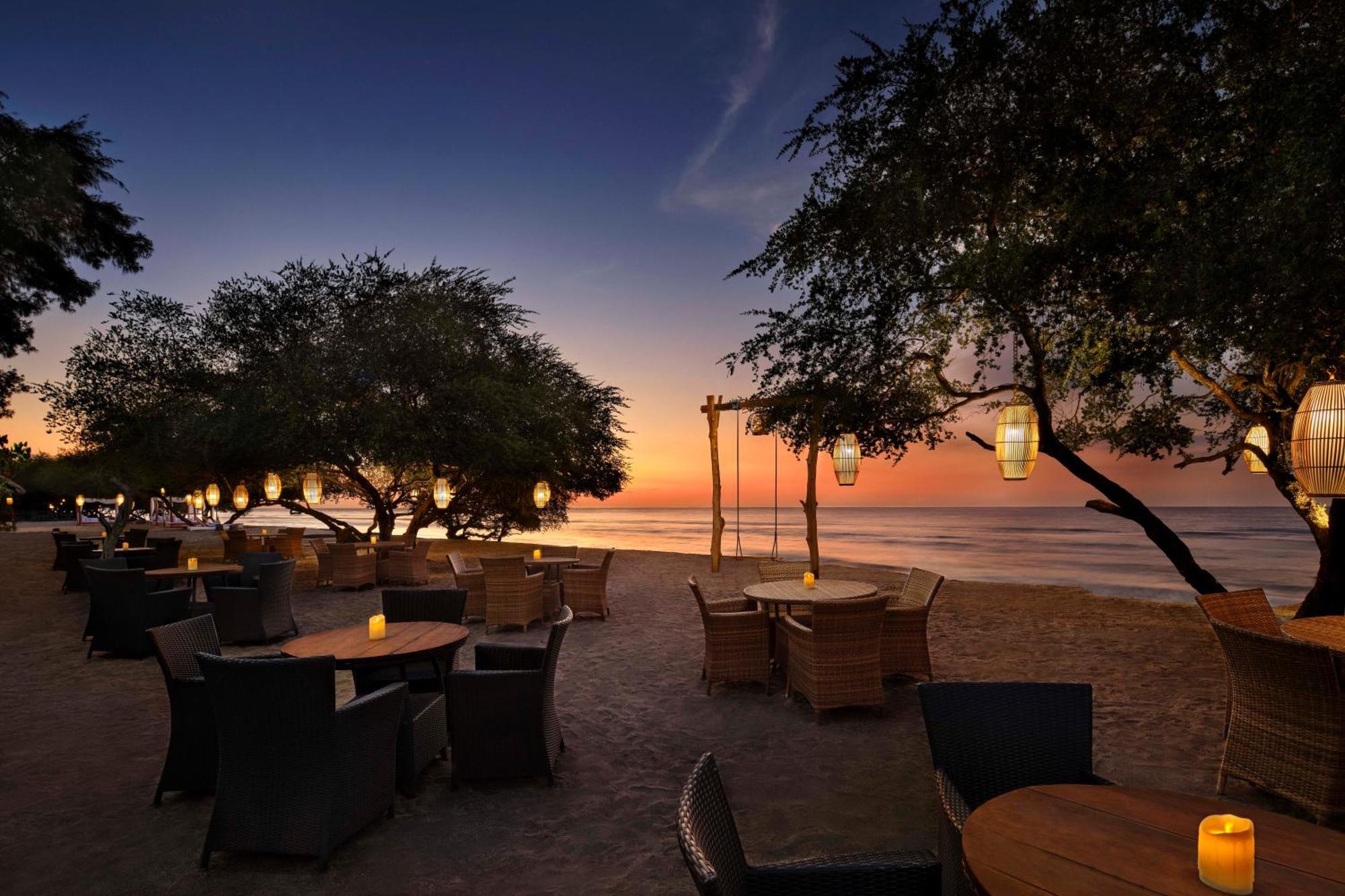 Jambuluwuk Oceano Gili Trawangan Hotel Ngoại thất bức ảnh Beachfront dining at the Westin Resort & Spa, Playa Mujeres