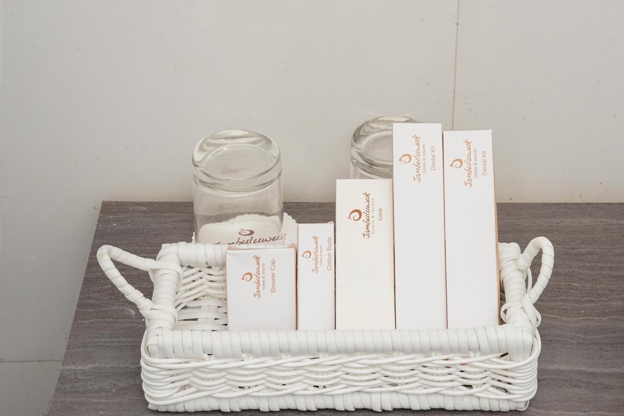 Jambuluwuk Oceano Gili Trawangan Hotel Ngoại thất bức ảnh A basket of toiletries